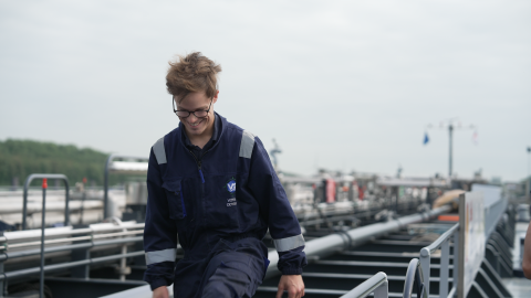 Leerling wandelt over dek binnenvaartschip Spera tanker