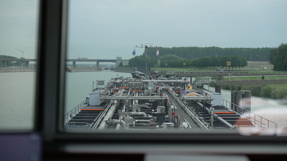 Uitzicht vanuit stuurhut Spera Binnenvaartschip Tanker